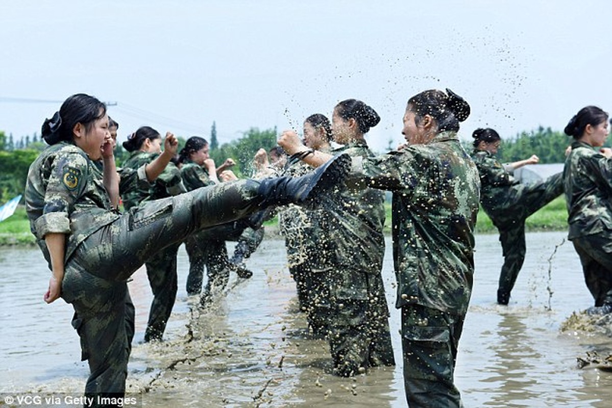 Nu tiep vien hang khong TQ tap luyen nhu quan nhan-Hinh-4